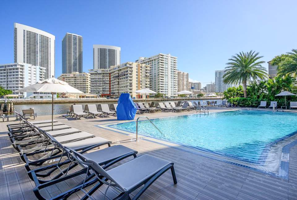 Luxury condo with pool, large deck, minutes from Fort Lauderdale & Miami - Hallandale, Florida