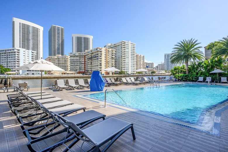Luxury condo with pool, large deck, minutes from Fort Lauderdale & Miami - Hallandale, Florida