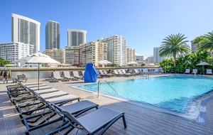 Luxury condo with pool, large deck, minutes from Fort Lauderdale & Miami - Hallandale, Florida