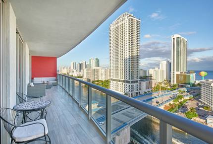 Luxury condo with pool, large deck, minutes from Fort Lauderdale & Miami - Hallandale, Florida