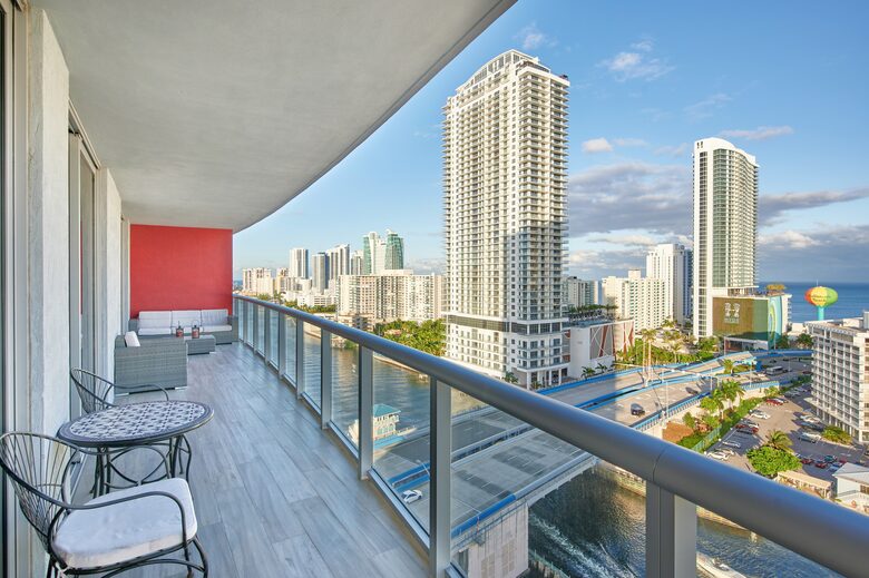 Luxury condo with pool, large deck, minutes from Fort Lauderdale & Miami - Hallandale, Florida