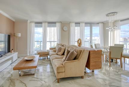 Luxury condo with pool, large deck, minutes from Fort Lauderdale & Miami - Hallandale, Florida