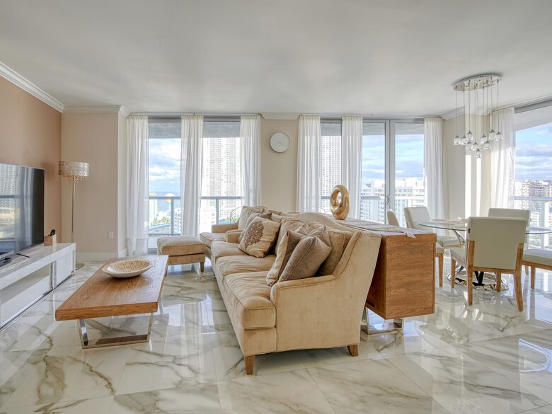 Luxury condo with pool, large deck, minutes from Fort Lauderdale & Miami - Hallandale, Florida