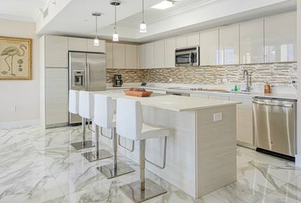 Luxury condo with pool, large deck, minutes from Fort Lauderdale & Miami - Hallandale, Florida