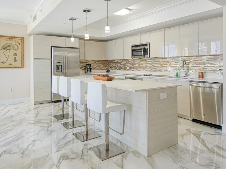 Luxury condo with pool, large deck, minutes from Fort Lauderdale & Miami - Hallandale, Florida
