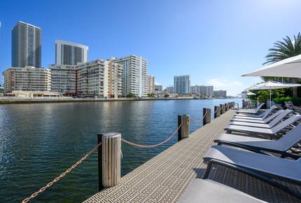 Luxury condo with pool, large deck, minutes from Fort Lauderdale & Miami - Hallandale, Florida