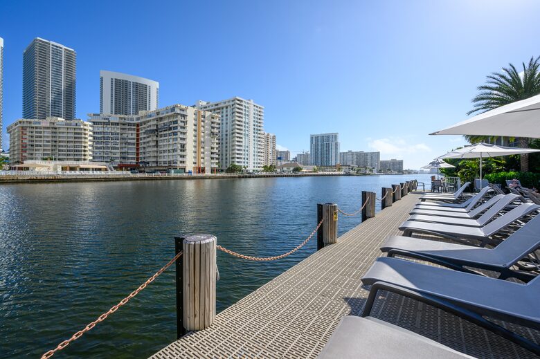 Luxury condo with pool, large deck, minutes from Fort Lauderdale & Miami - Hallandale, Florida