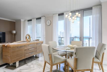 Luxury condo with pool, large deck, minutes from Fort Lauderdale & Miami - Hallandale, Florida