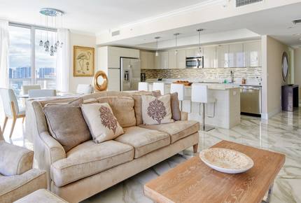 Luxury condo with pool, large deck, minutes from Fort Lauderdale & Miami - Hallandale, Florida