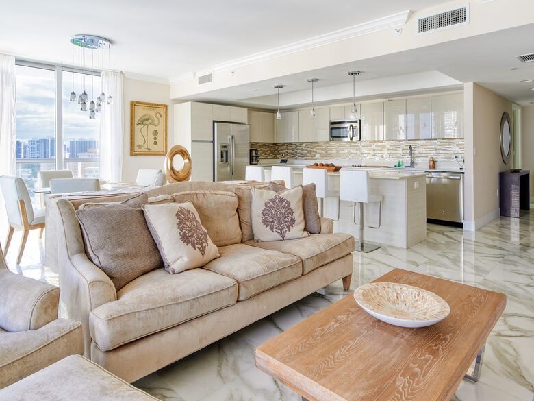 Luxury condo with pool, large deck, minutes from Fort Lauderdale & Miami - Hallandale, Florida