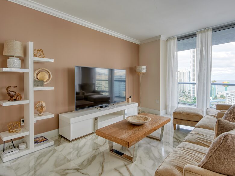 Luxury condo with pool, large deck, minutes from Fort Lauderdale & Miami - Hallandale, Florida