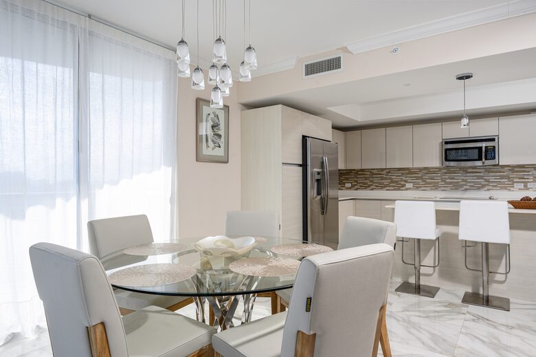 Luxury condo with pool, large deck, minutes from Fort Lauderdale & Miami - Hallandale, Florida