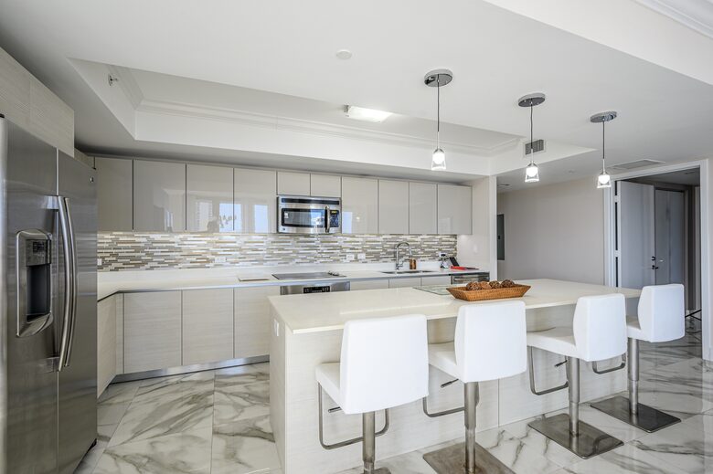 Luxury condo with pool, large deck, minutes from Fort Lauderdale & Miami - Hallandale, Florida