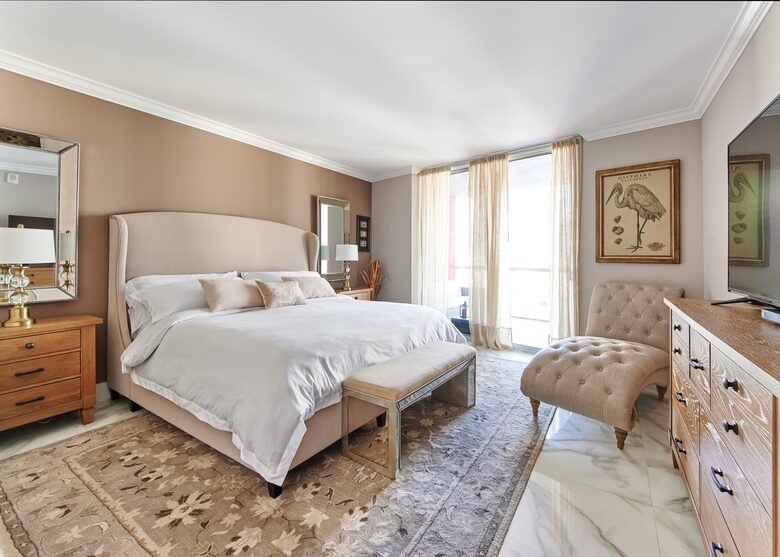 Luxury condo with pool, large deck, minutes from Fort Lauderdale & Miami - Hallandale, Florida