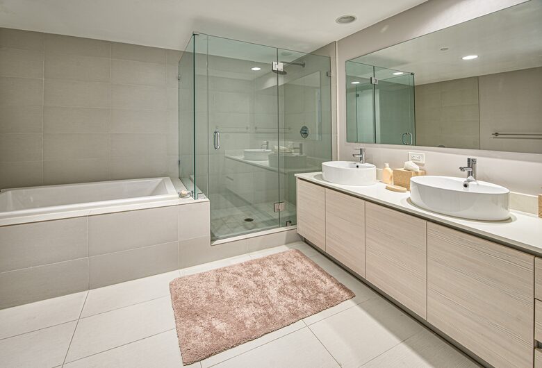 Luxury condo with pool, large deck, minutes from Fort Lauderdale & Miami - Hallandale, Florida