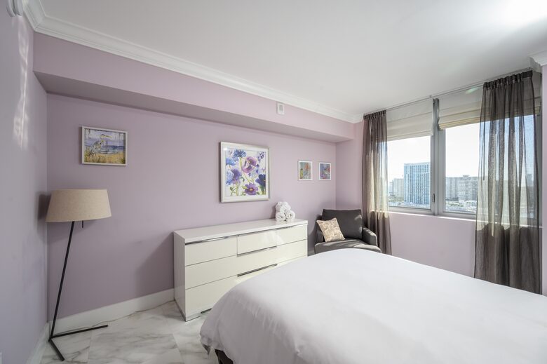 Luxury condo with pool, large deck, minutes from Fort Lauderdale & Miami - Hallandale, Florida