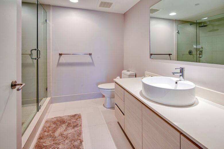 Luxury condo with pool, large deck, minutes from Fort Lauderdale & Miami - Hallandale, Florida