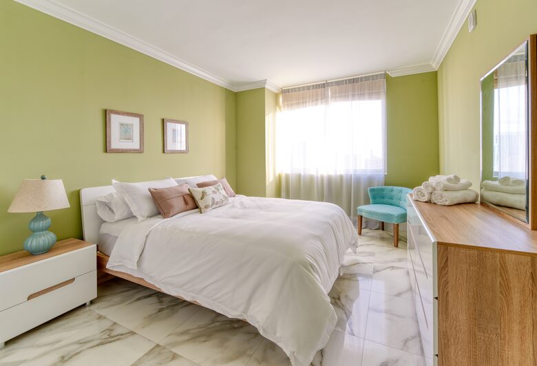 Luxury condo with pool, large deck, minutes from Fort Lauderdale & Miami - Hallandale, Florida
