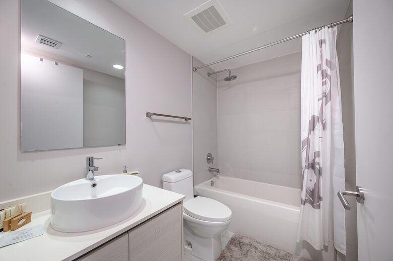 Luxury condo with pool, large deck, minutes from Fort Lauderdale & Miami - Hallandale, Florida