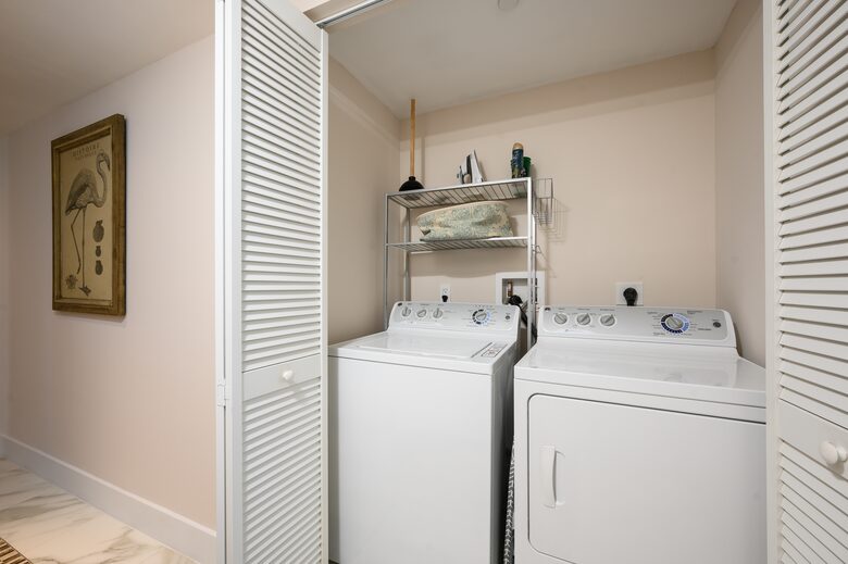 Luxury condo with pool, large deck, minutes from Fort Lauderdale & Miami - Hallandale, Florida