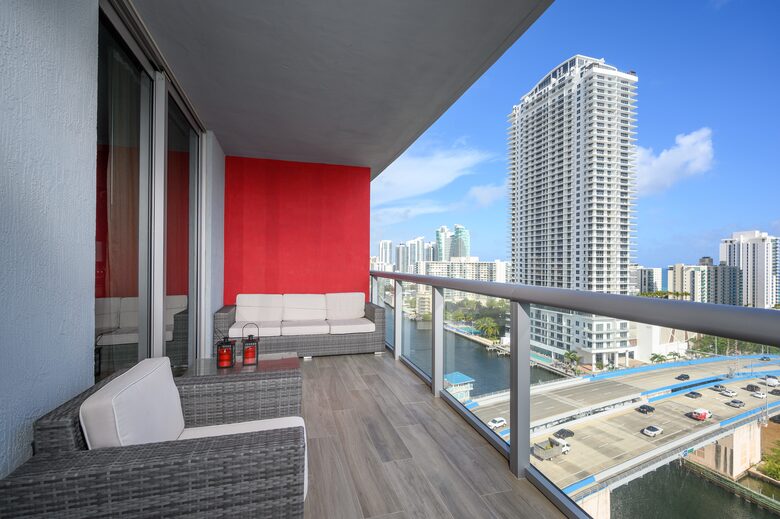 Luxury condo with pool, large deck, minutes from Fort Lauderdale & Miami - Hallandale, Florida