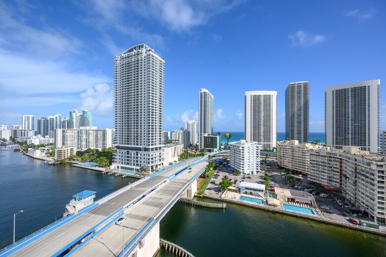 Luxury condo with pool, large deck, minutes from Fort Lauderdale & Miami - Hallandale, Florida