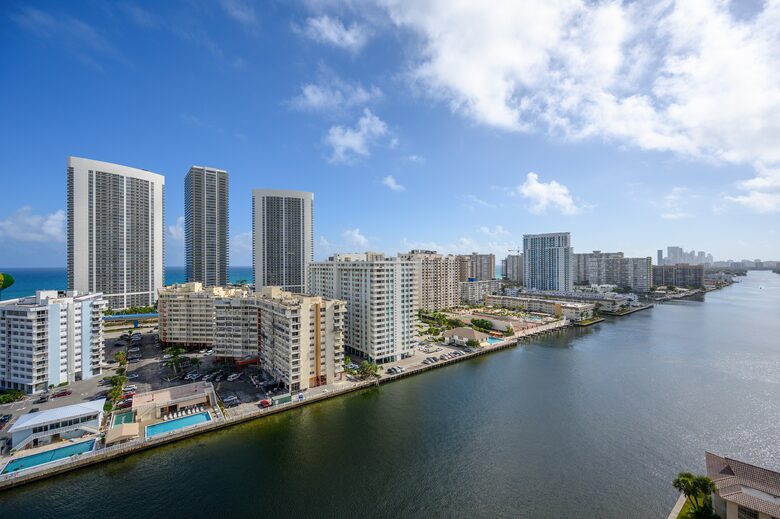 Luxury condo with pool, large deck, minutes from Fort Lauderdale & Miami - Hallandale, Florida