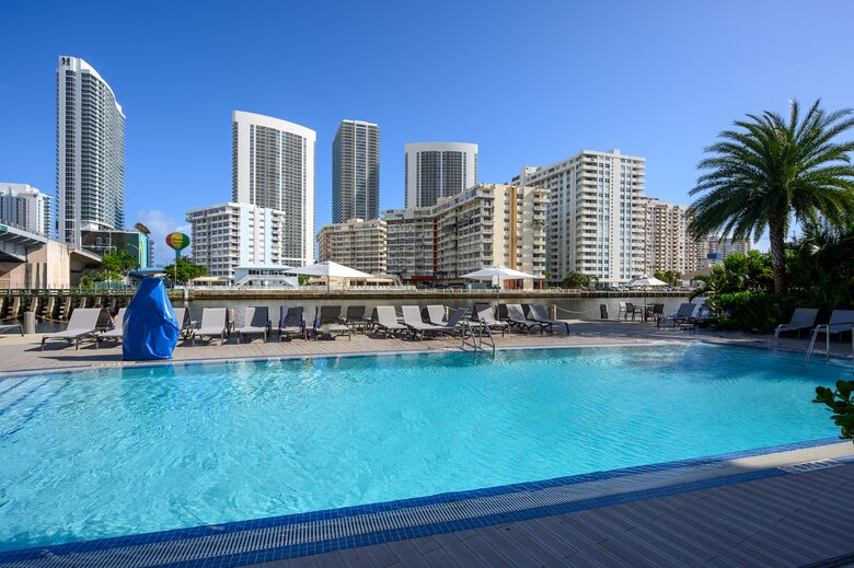 Luxury condo with pool, large deck, minutes from Fort Lauderdale & Miami - Hallandale, Florida