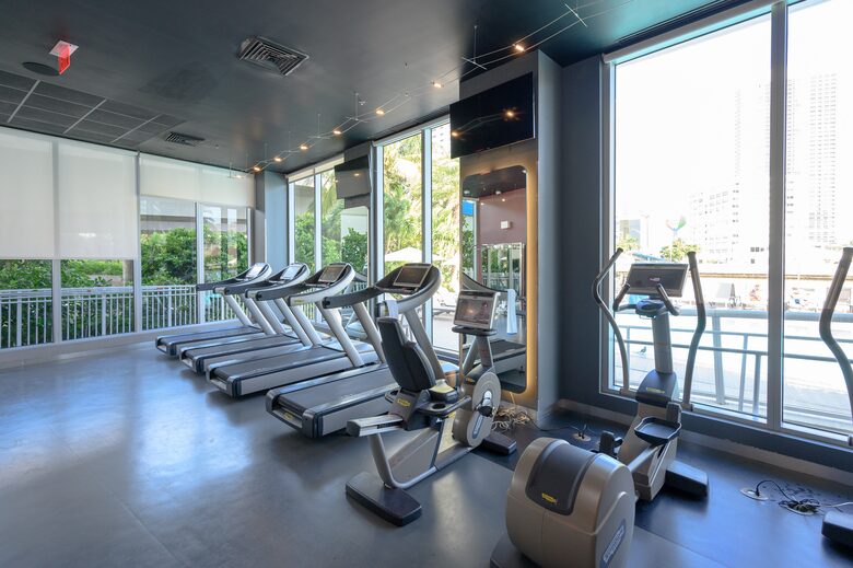 Luxury condo with pool, large deck, minutes from Fort Lauderdale & Miami - Hallandale, Florida