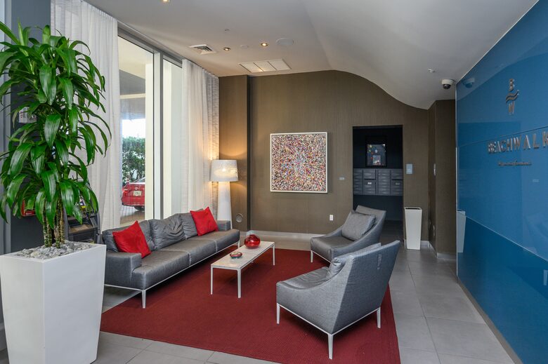 Luxury condo with pool, large deck, minutes from Fort Lauderdale & Miami - Hallandale, Florida