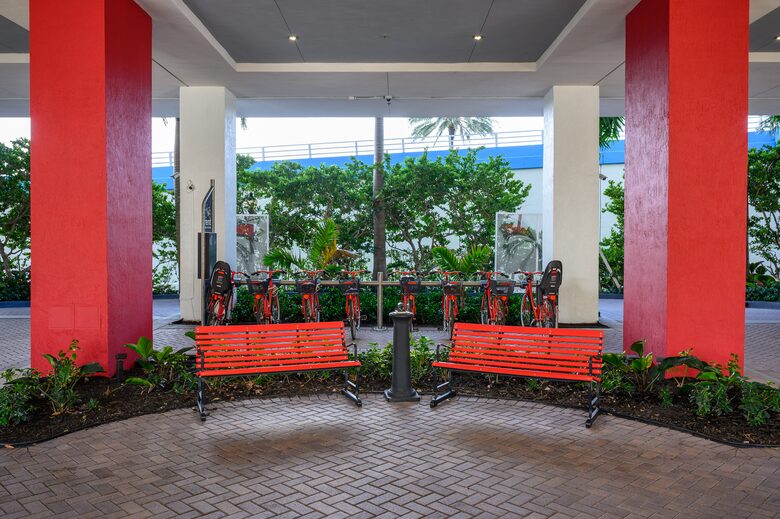 Luxury condo with pool, large deck, minutes from Fort Lauderdale & Miami - Hallandale, Florida
