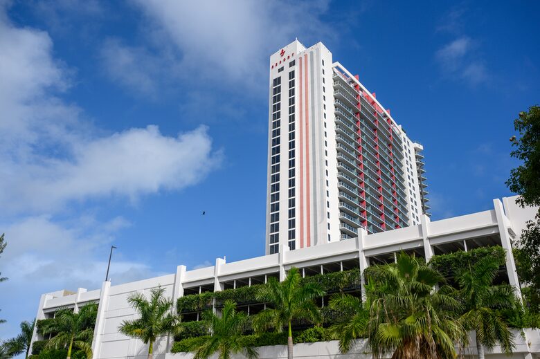 Luxury condo with pool, large deck, minutes from Fort Lauderdale & Miami - Hallandale, Florida
