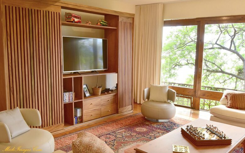 FAMILY/TV ROOM
