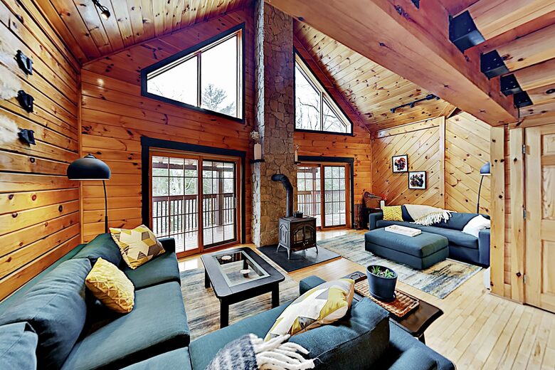 Stunning, Spacious Log Cabin in the Woods - Boothbay Harbor, Maine