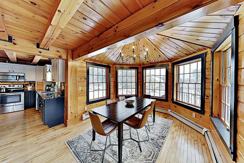 Stunning, Spacious Log Cabin in the Woods - Boothbay Harbor, Maine