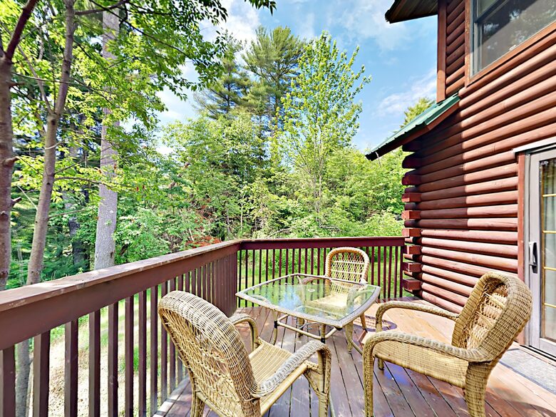 Stunning, Spacious Log Cabin in the Woods - Boothbay Harbor, Maine