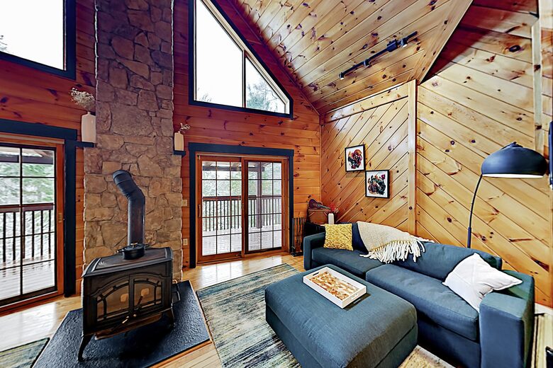 Stunning, Spacious Log Cabin in the Woods - Boothbay Harbor, Maine