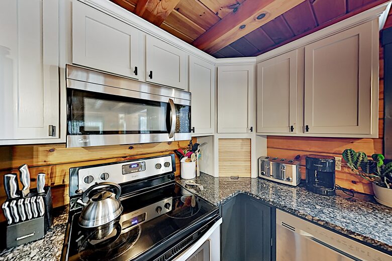 Stunning, Spacious Log Cabin in the Woods - Boothbay Harbor, Maine