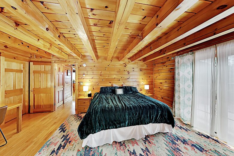 Stunning, Spacious Log Cabin in the Woods - Boothbay Harbor, Maine