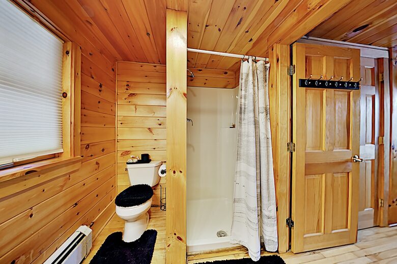 Stunning, Spacious Log Cabin in the Woods - Boothbay Harbor, Maine