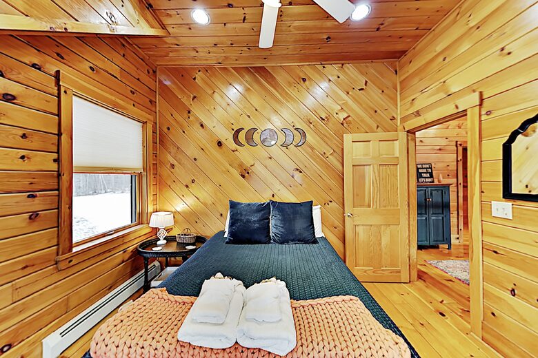 Stunning, Spacious Log Cabin in the Woods - Boothbay Harbor, Maine