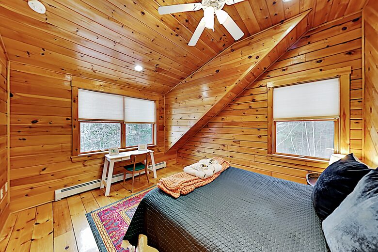 Stunning, Spacious Log Cabin in the Woods - Boothbay Harbor, Maine