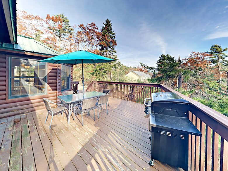Stunning, Spacious Log Cabin in the Woods - Boothbay Harbor, Maine