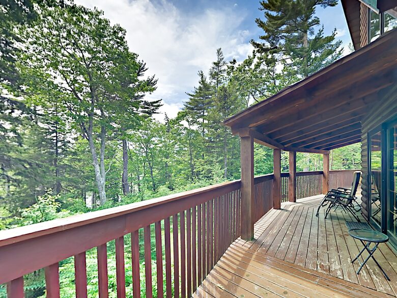 Stunning, Spacious Log Cabin in the Woods - Boothbay Harbor, Maine