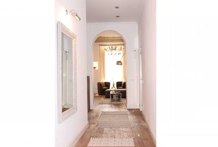 Chic Apartment Steps from the Duomo - Florence - Florence, Italy