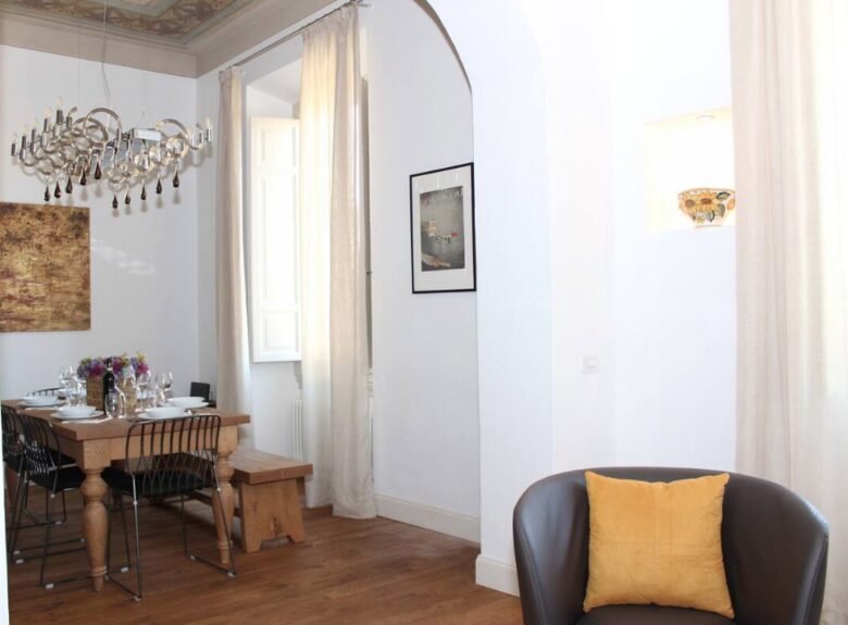 Chic Apartment Steps from the Duomo - Florence - Florence, Italy