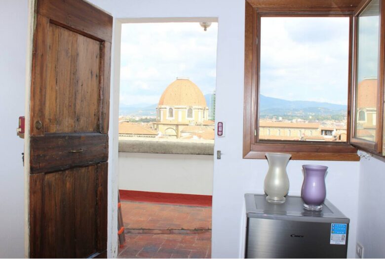 Chic Apartment Steps from the Duomo - Florence - Florence, Italy