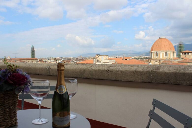 Chic Apartment Steps from the Duomo - Florence - Florence, Italy