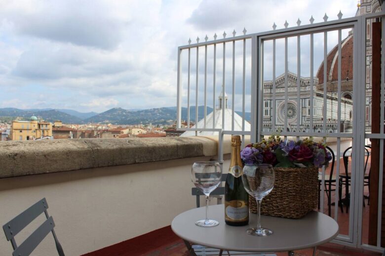 Chic Apartment Steps from the Duomo - Florence - Florence, Italy
