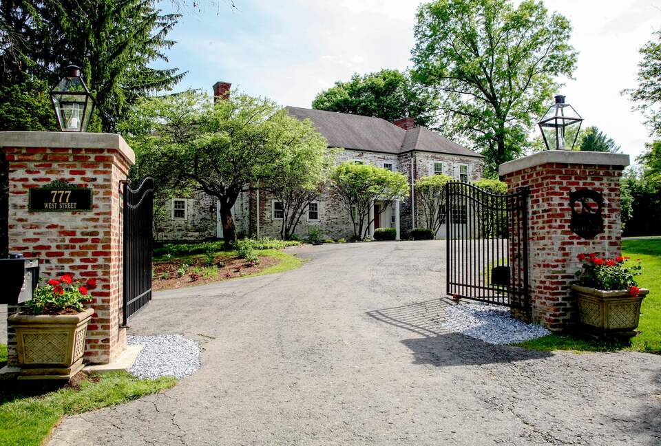 Luxury Berkshire Country Estate on 21 Acres - Pittsfield, Massachusetts